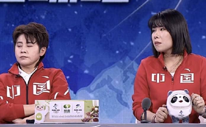 他的儿子叶凡也跟着跪了下来，恭敬的说道：叶凡拜见大爷爷。